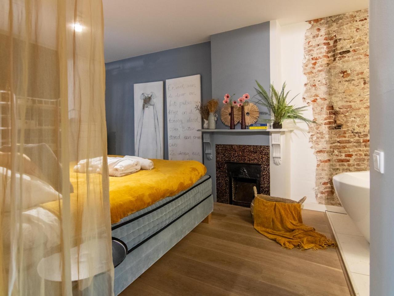 Georgia's Bathhouse Apartment